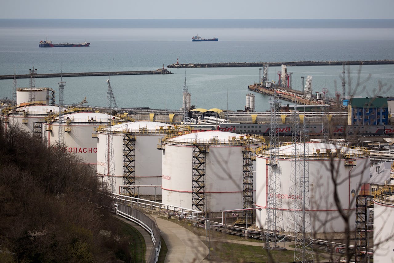 Olie-opslagtanks van de RN-Tuapsinsky-raffinaderij van Rosneft in Tuapse.