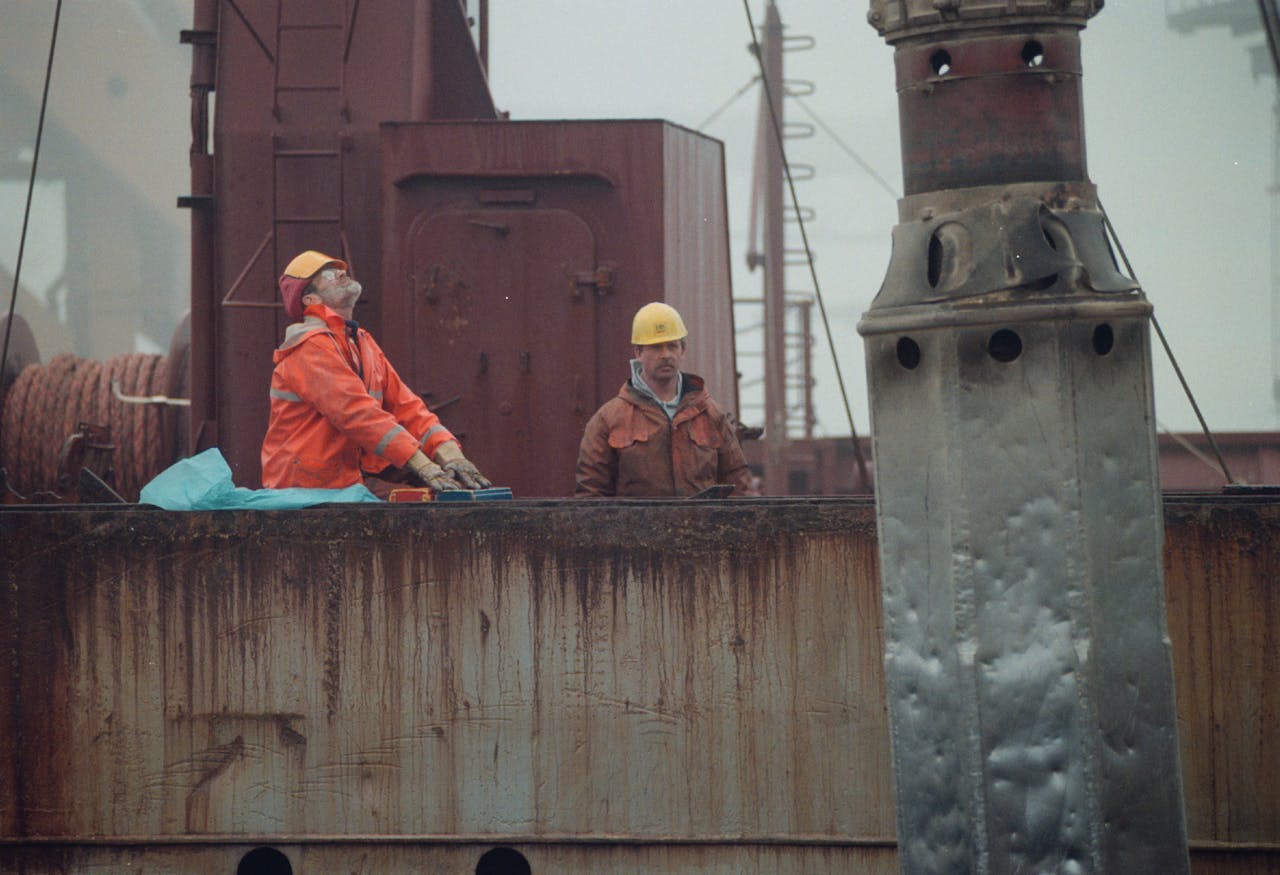 Werknemers van de Rotterdamse haven zijn bezig met het lossen van een graanschip. In 2014 betaalde Cofco $1,3 mrd voor 51% van Nidera, op dat moment een van 's werelds grootste handelaren in granen, zaden en plantaardige oliën.
