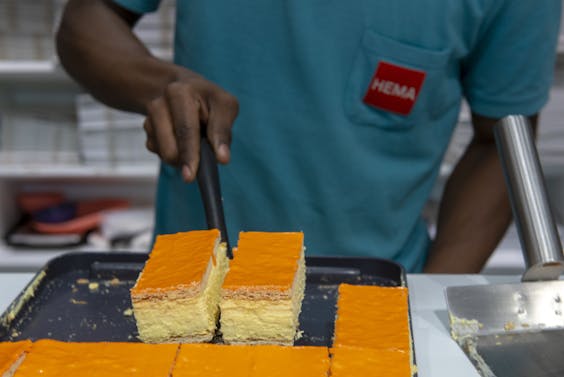 Oranje tompoucen op Koningsdag 2018 bij een Hema in Amsterdam.