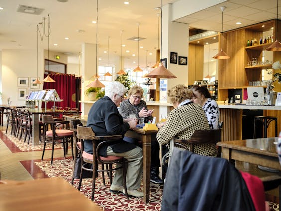 Vastgoedontwikkelaar Cocon bouwde het voormalige bejaardentehuis aan de Amstel in Amsterdam om tot 120 zelfstandige sociale huurwoningen voor ouderen. Op de begane grond zit een sociëteit met eetcafé.