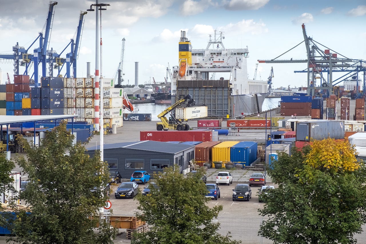 Opgestapelde containers wachten op transport in de Rotterdamse Eemhaven.