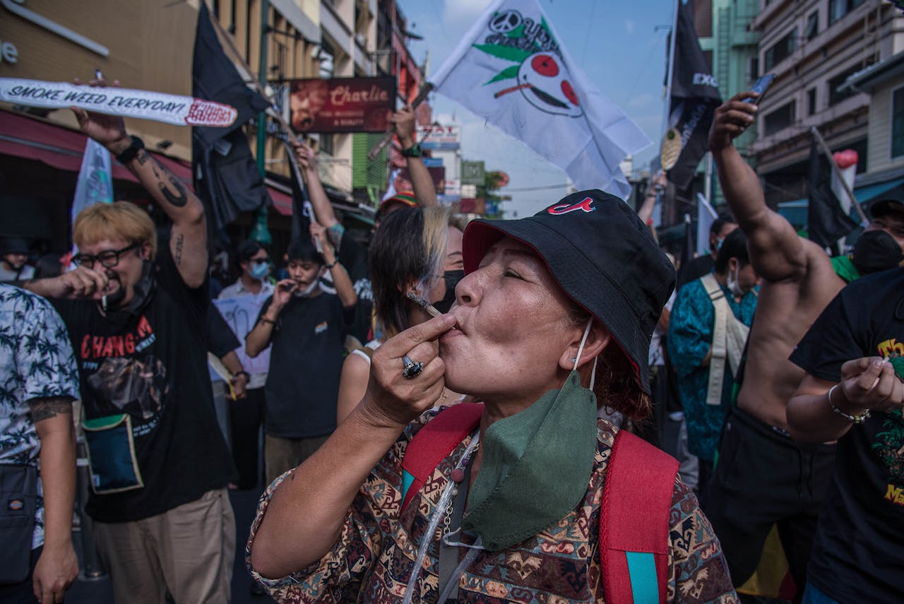 Een vrouw rookt een joint tijdens een demonstratie op internationale cannabisdag vorige maand in de Thaise hoofdstad Bangkok.