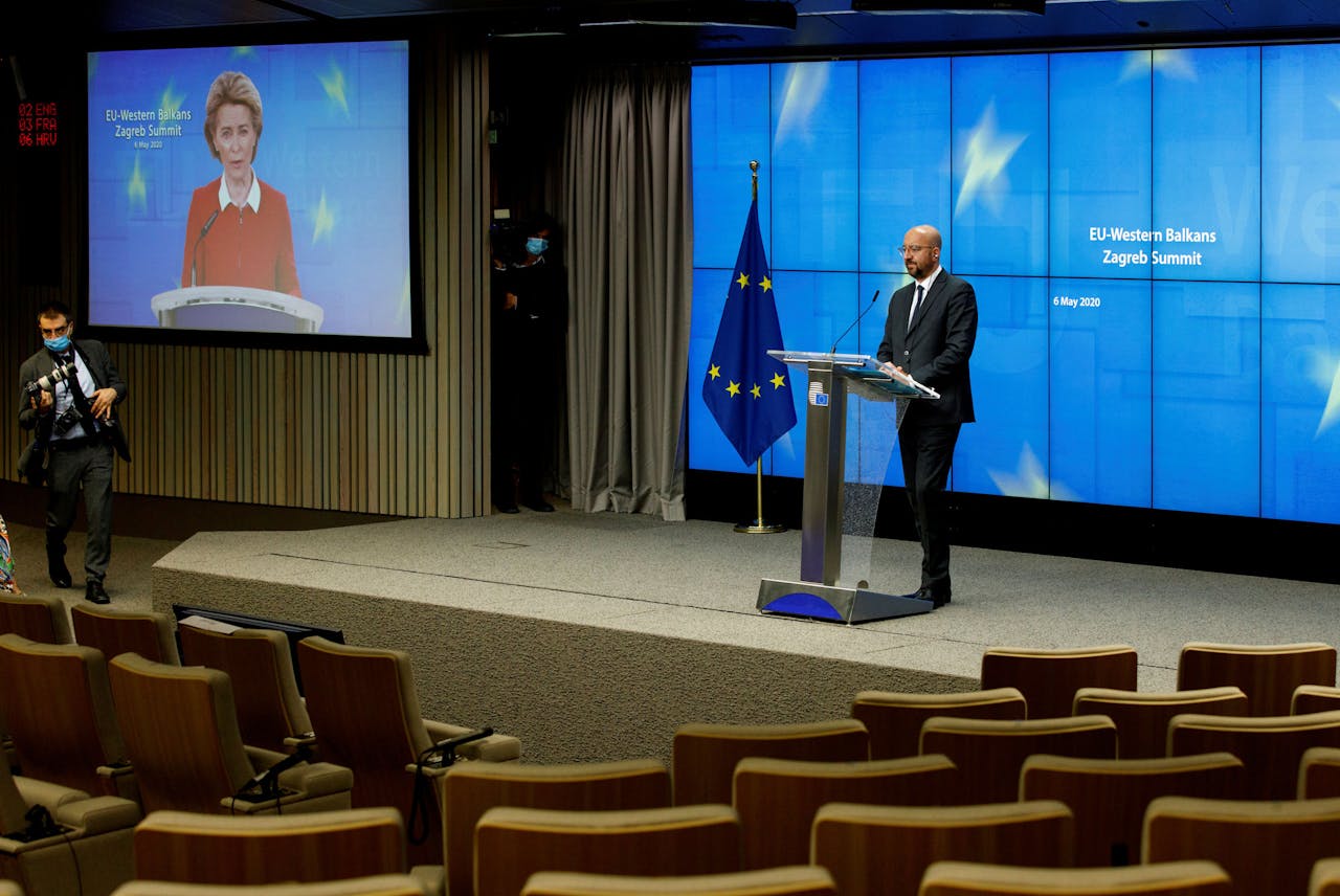 Voorman Charles Michel van de Europese Raad van regeringsleiders gaf woensdag na afloop van de EU-top met de zes Westelijke Balkanlanden een persconferentie. Ook Ursula von der Leyen, de voorzitter van de Europese Commissie, schoof digitaal aan.