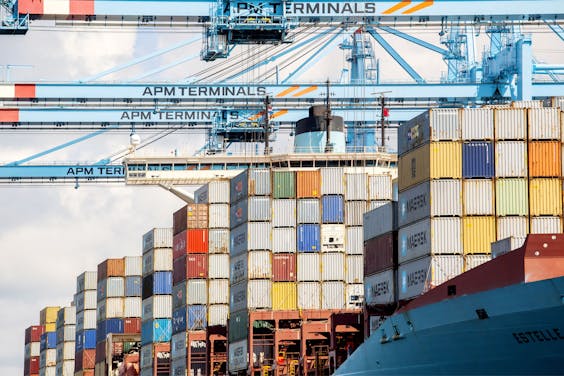Kranen van APMT in de Rotterdamse haven bij het lossen van een schip van zusterbedrijf Maersk.