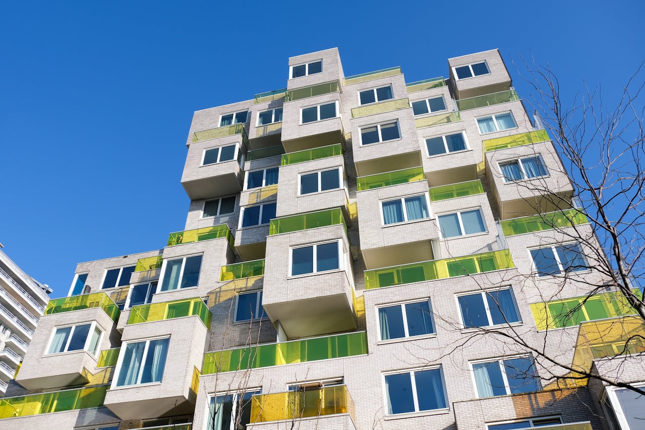 Appartementencomplex Summertime met gekleurde balkonhekken op de Zuidas. Het zijn huurwoningen in de vrije sector van ASR-concurrent Bouwinvest.