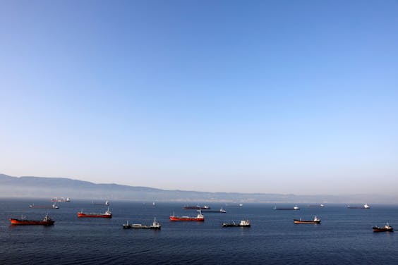 Olietankers liggen te wachten voor de haven van de Turkse stad Izmit.