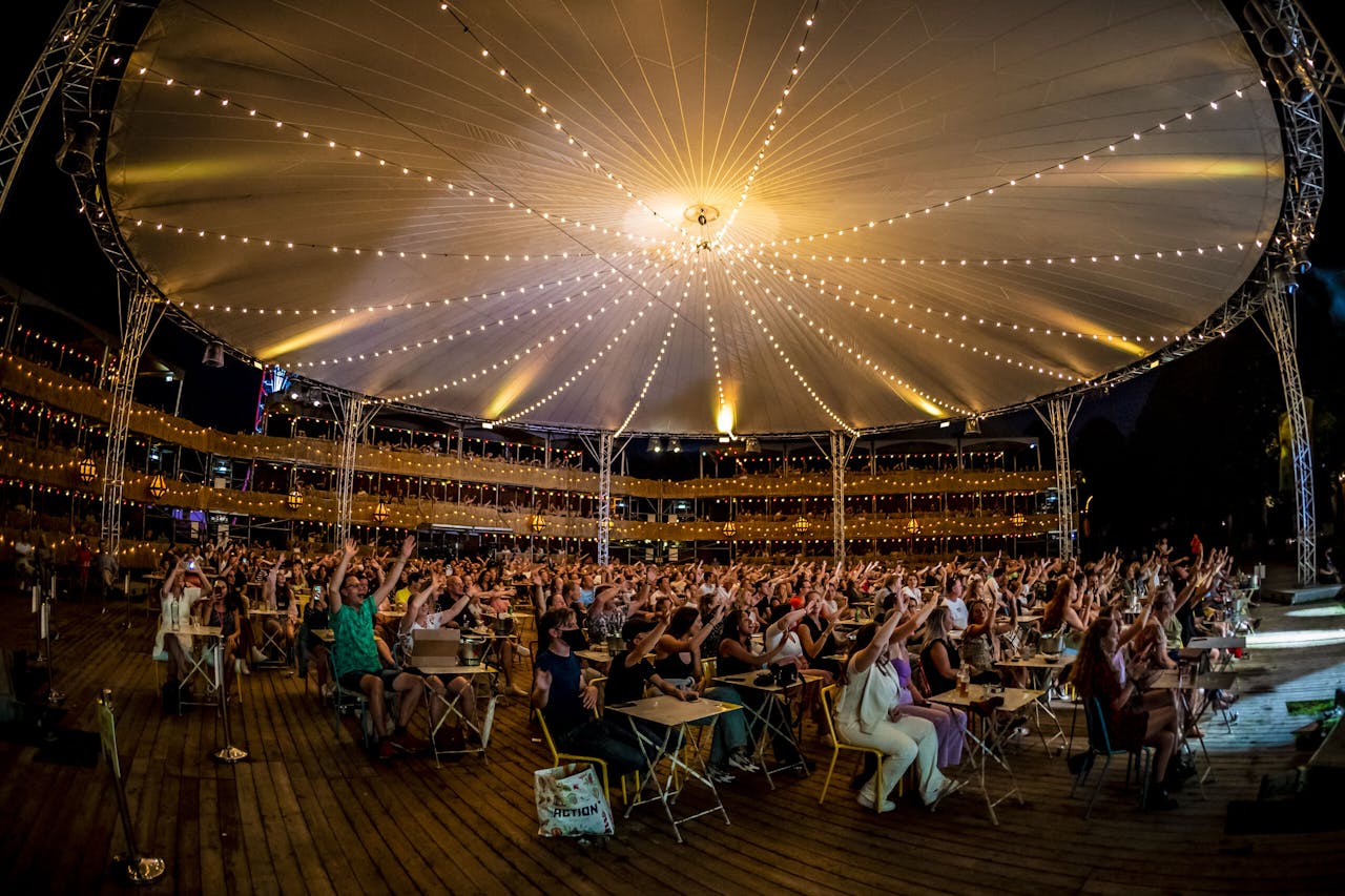 Bezoekers van een coronaproof concert van zangeres Maan, eind augustus 2020.