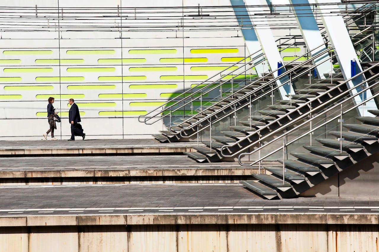 Het perron op Arnhem CS. Dat topmannen uit de luchtvaart als Elbers en Nijhuis meer reizigers in de trein willen komt deels door de snelle groei van de Nederlandse luchtvaart. De sector is het slachtoffer van zijn eigen succes.