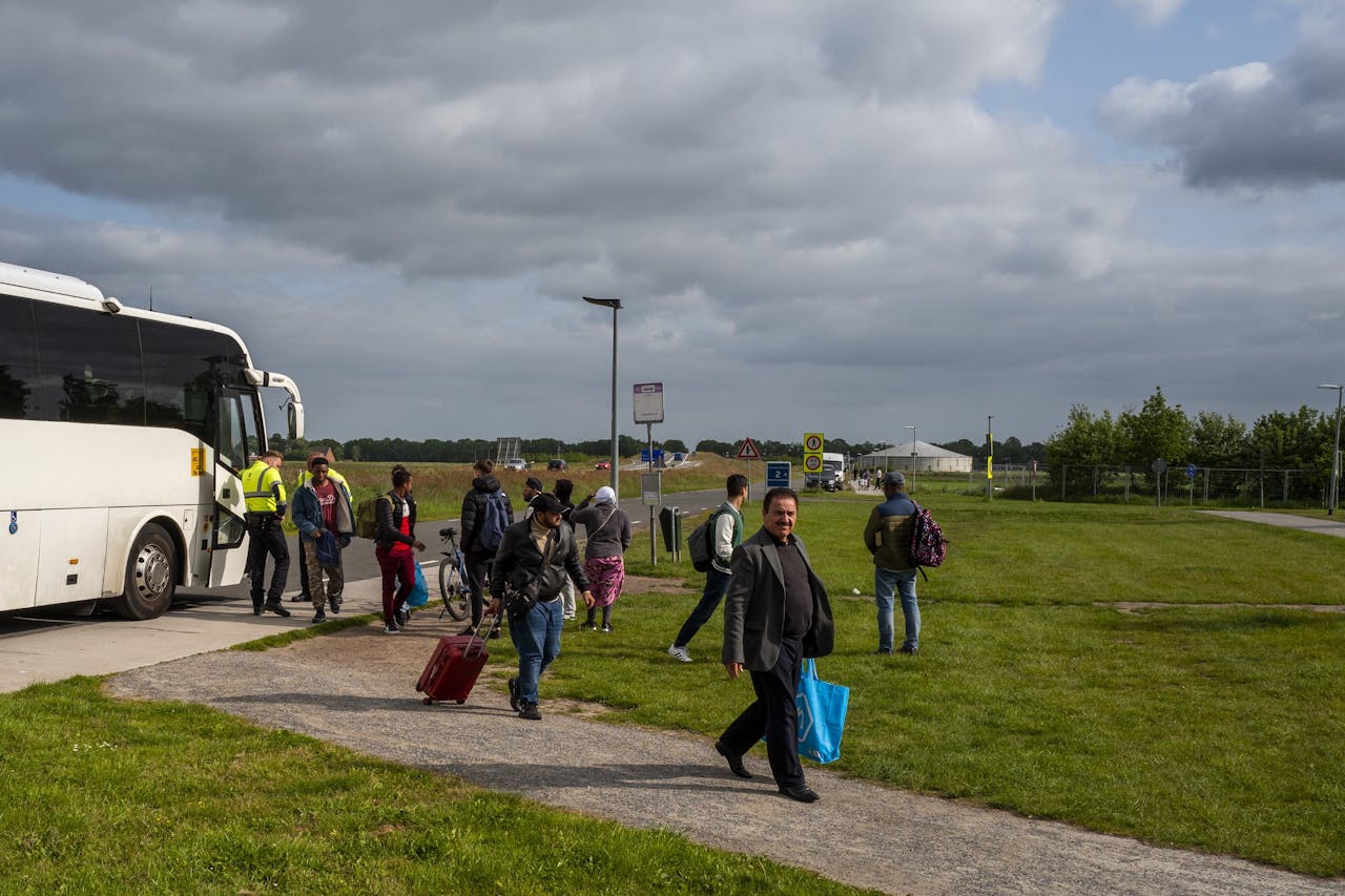 Voorlopig zonder werk: asielzoekers komen aan in Ter Apel.