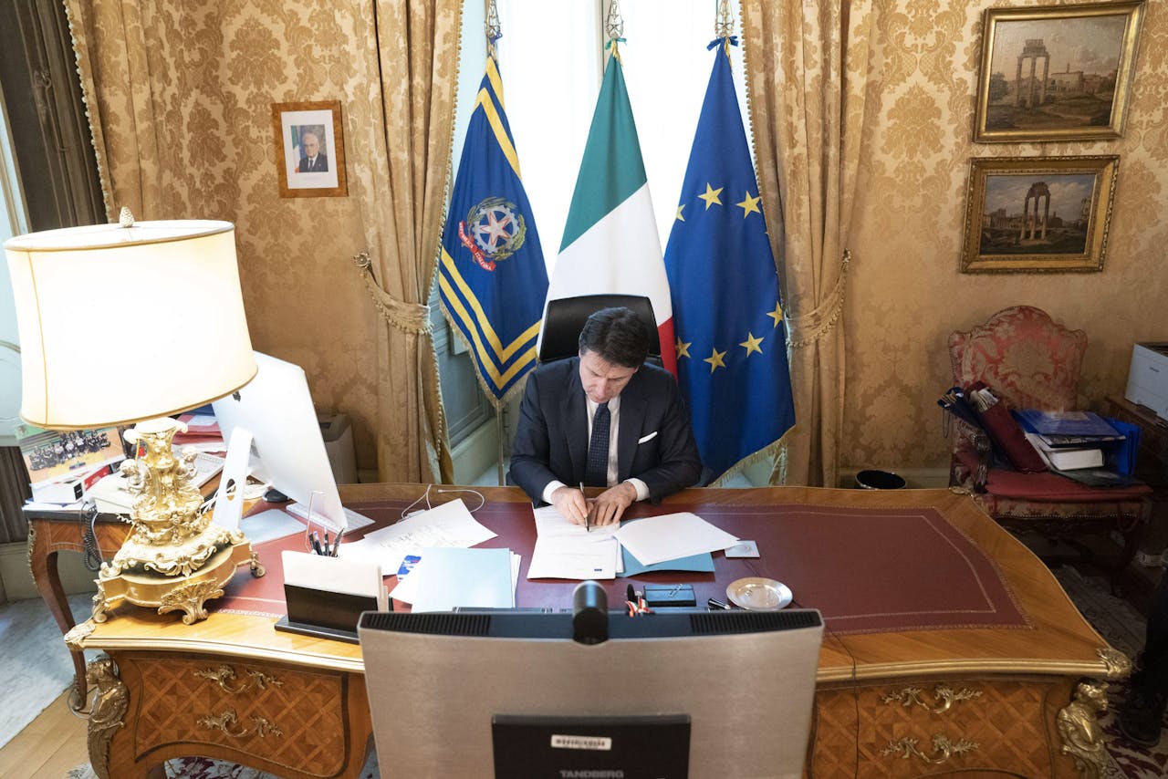 De Italiaanse premier Giuseppe Conte tijdens de videoconferentie van de Europese Raad donderdagavond.