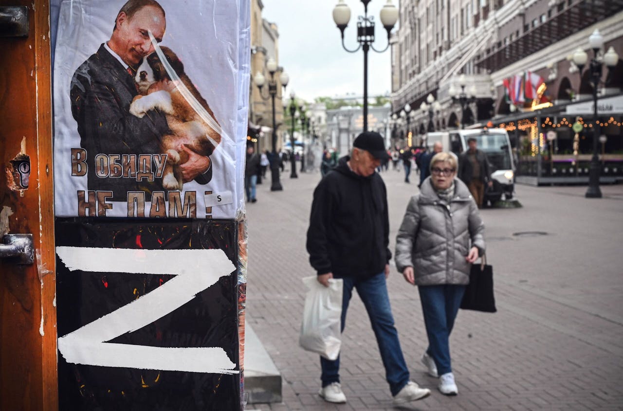 Een winkelstraat in het centrum van Moskou. De letter Z is uitgegroeid tot een symbool van steun voor de Russische gevechtshandelingen in Oekraïne.