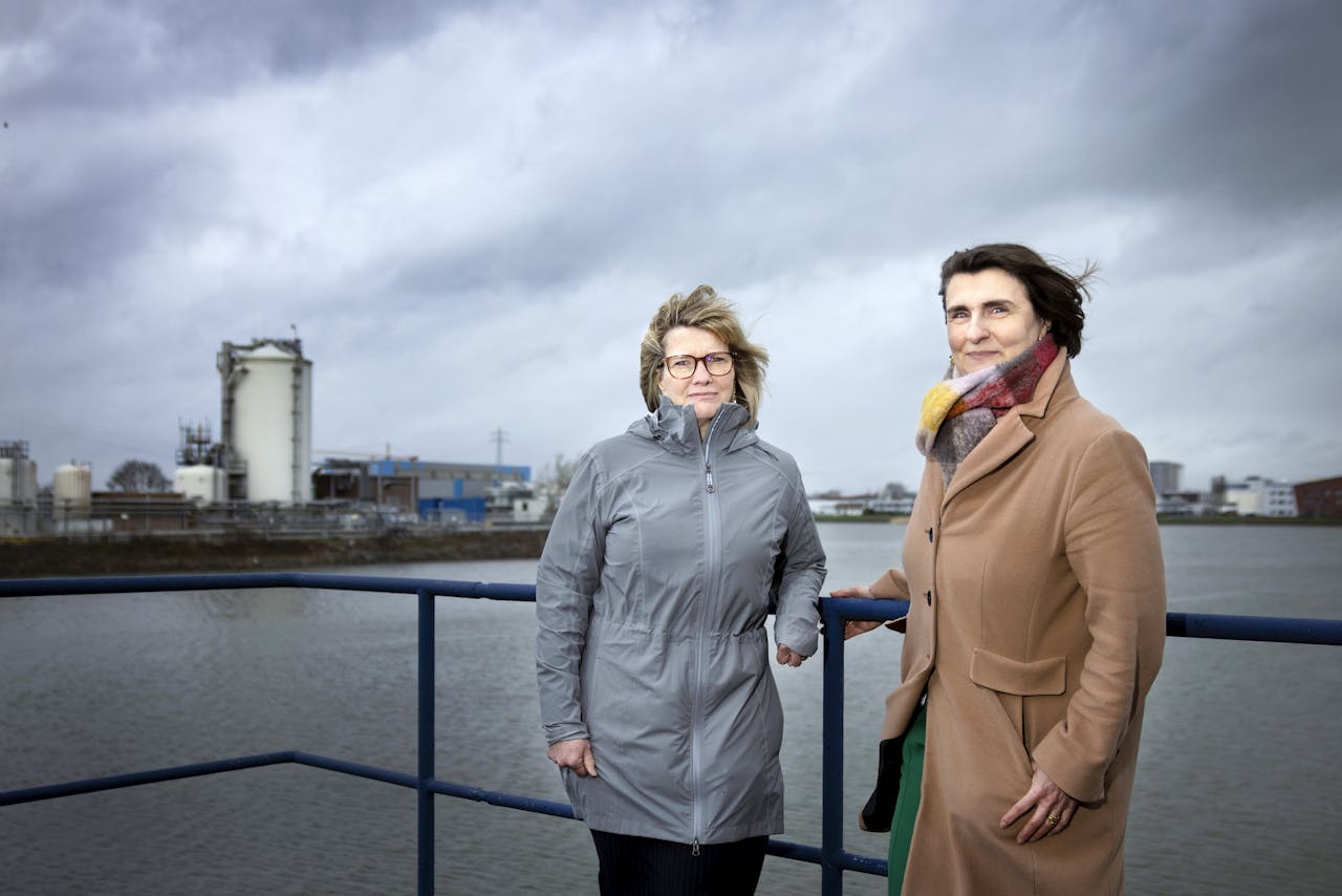 De Amerikaanse topvrouw van Chemours Denise Dignam (links) en de directeur van Chemours Dordrecht An Lemaire (rechts).