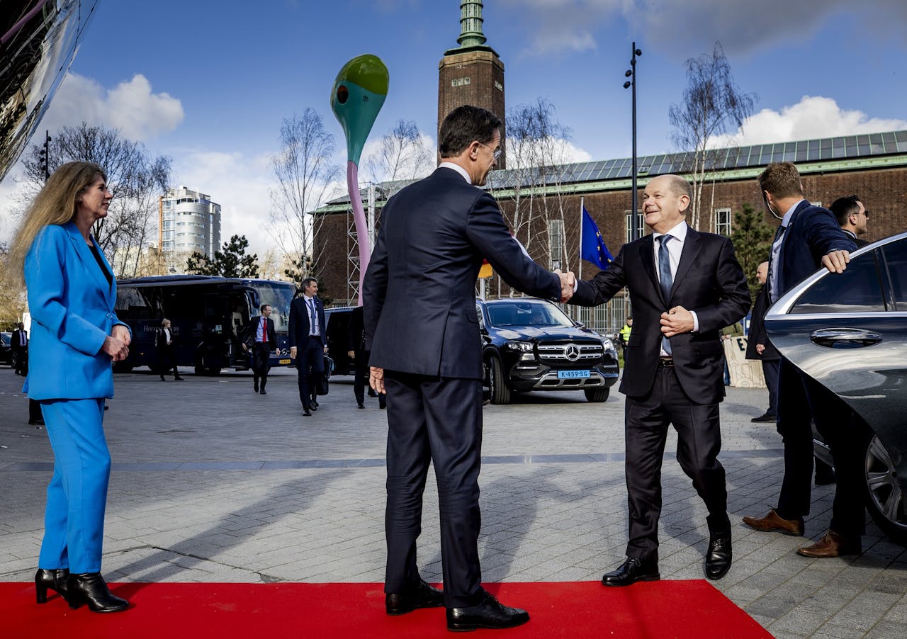Mark Rutte heet Olaf Scholz welkom in Rotterdam. Beide regeringsleiders hebben problemen in eigen land.