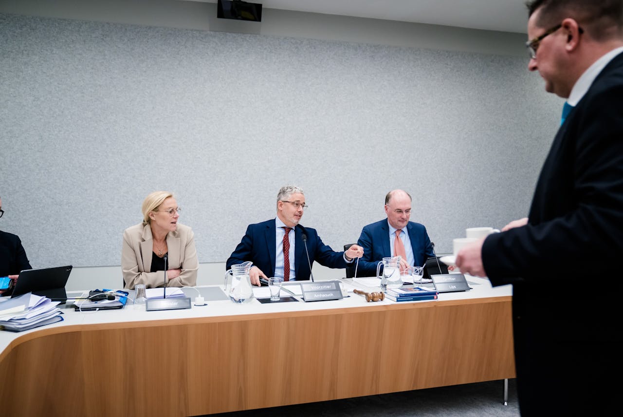 Minister Sigrid Kaag van Financiën praat met leden van de Tweede Kamer over de risico's op een nieuwe bankencrisis.