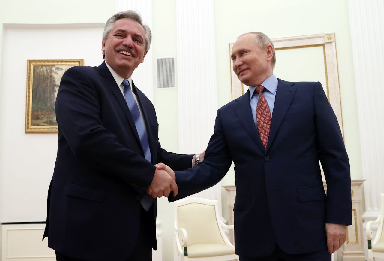 De Argentijnse president Alberto Fernández, drie weken voor de Russische invasie van Oekraïne op bezoek bij ambtgenoot Vladimir Poetin in het Kremlin.