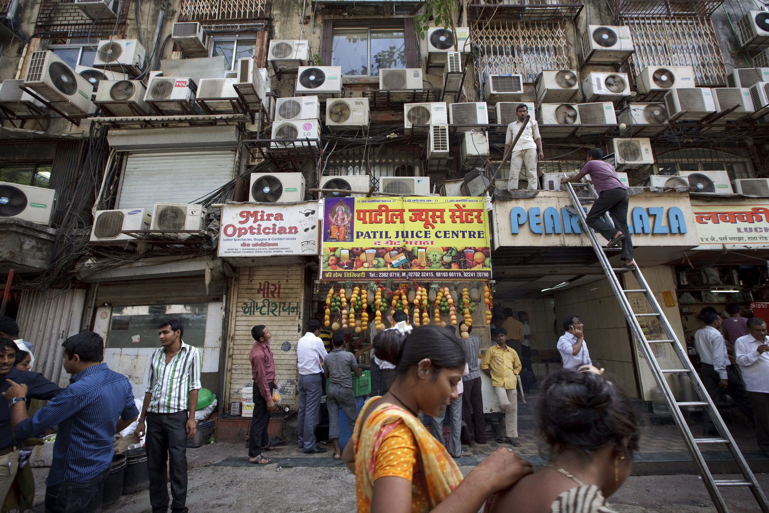 Het aantal airconditionings in India groeit snel. In het straatbeeld van Bombay verschijnen steeds meer airco-kastjes aan de gevels.