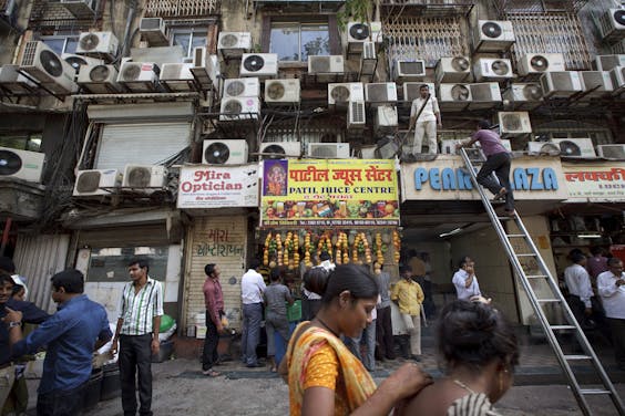Het aantal airconditionings in India groeit snel. In het straatbeeld van Bombay verschijnen steeds meer airco-kastjes aan de gevels.