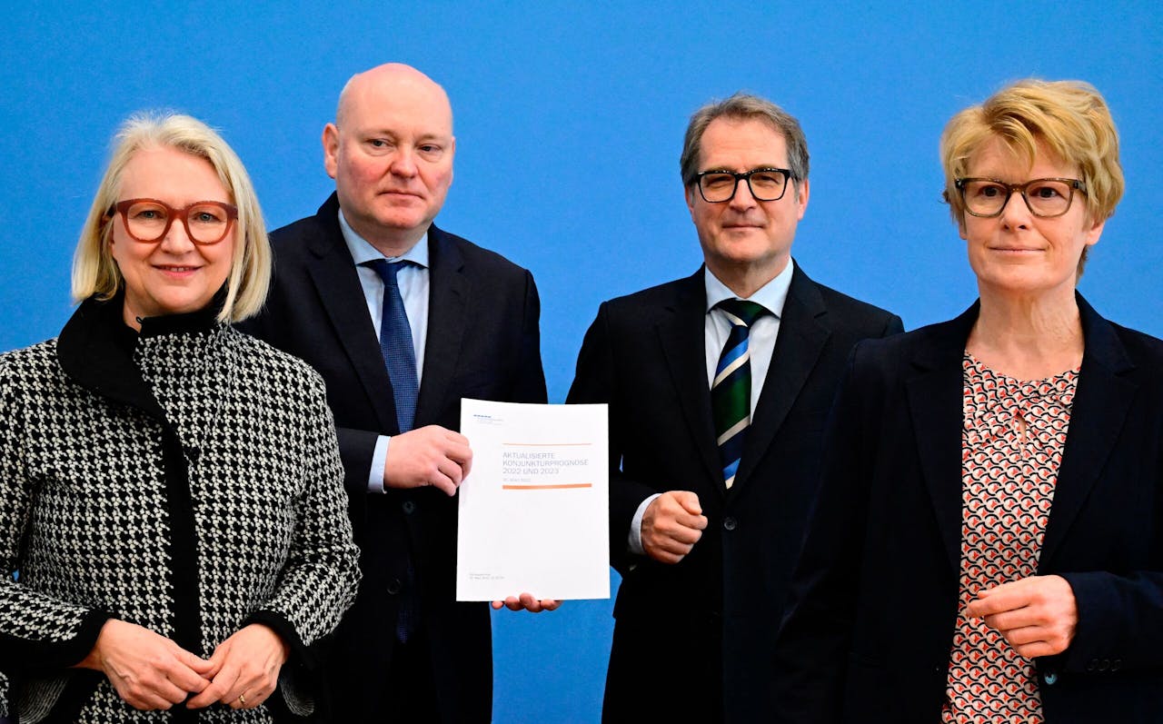 Op 30 maart waren er nog vier Wijzen (van links naar rechts Monika Schnitzer, Achim Truger, Volker Wieland en Veronika Grimm). Maar nu stopt Wieland.