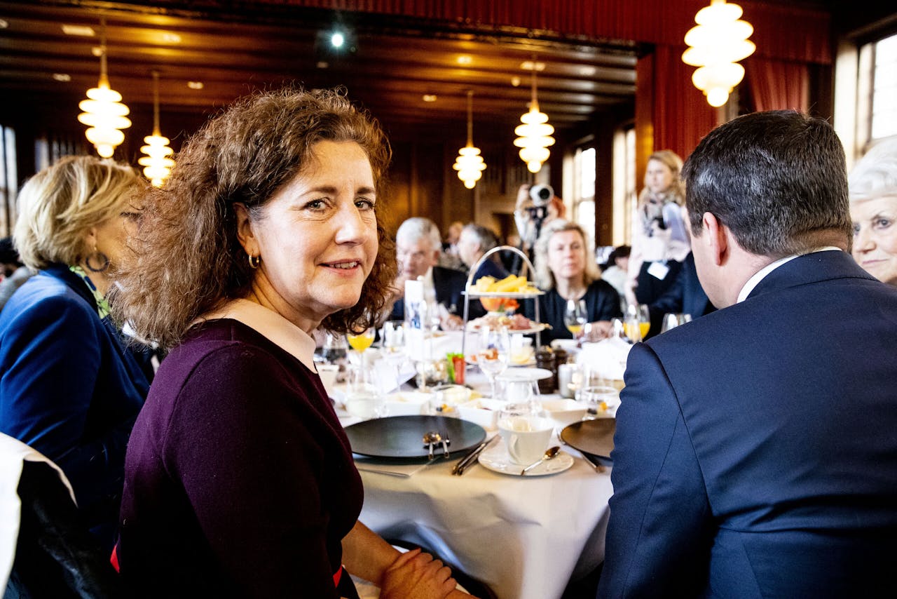 Minister Ingrid van Engelshoven (Onderwijs, Cultuur en Wetenschappen) tijdens het jaarlijkse topontbijt met topvrouwen en -mannen van Nederlandse organisaties.