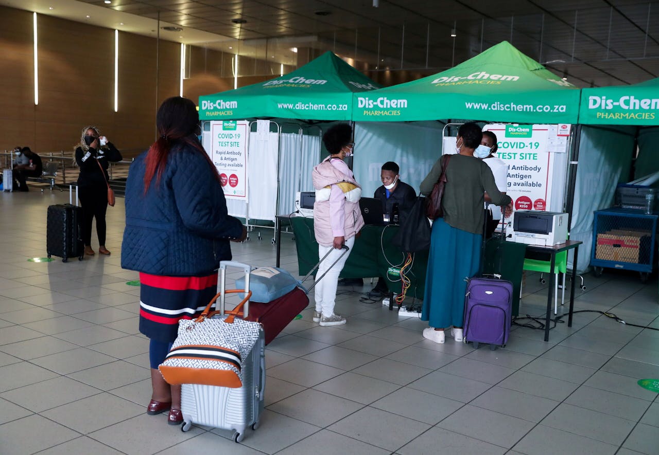 Luchtreizigers moeten zich op de luchthaven van Johannesburg eerst laten testen op corona.
