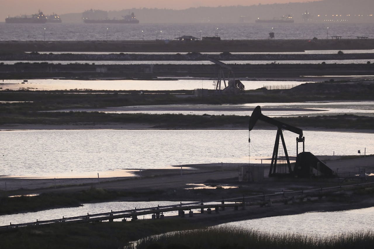De Huntington Beach-olievelden in Californië. De vraag naar olie is ongekend snel gedaald.