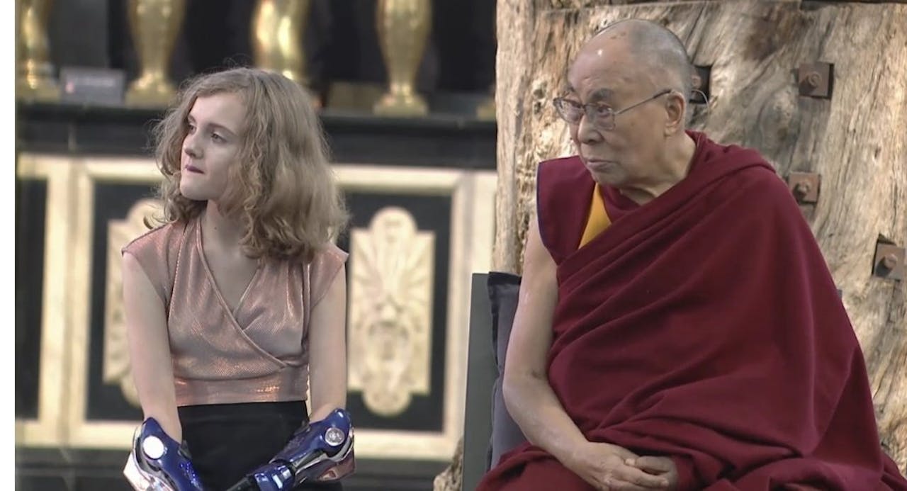 De Dalai Lama met Tilly Lockey, een 12 jarig Brits meisje met twee bionische handen.