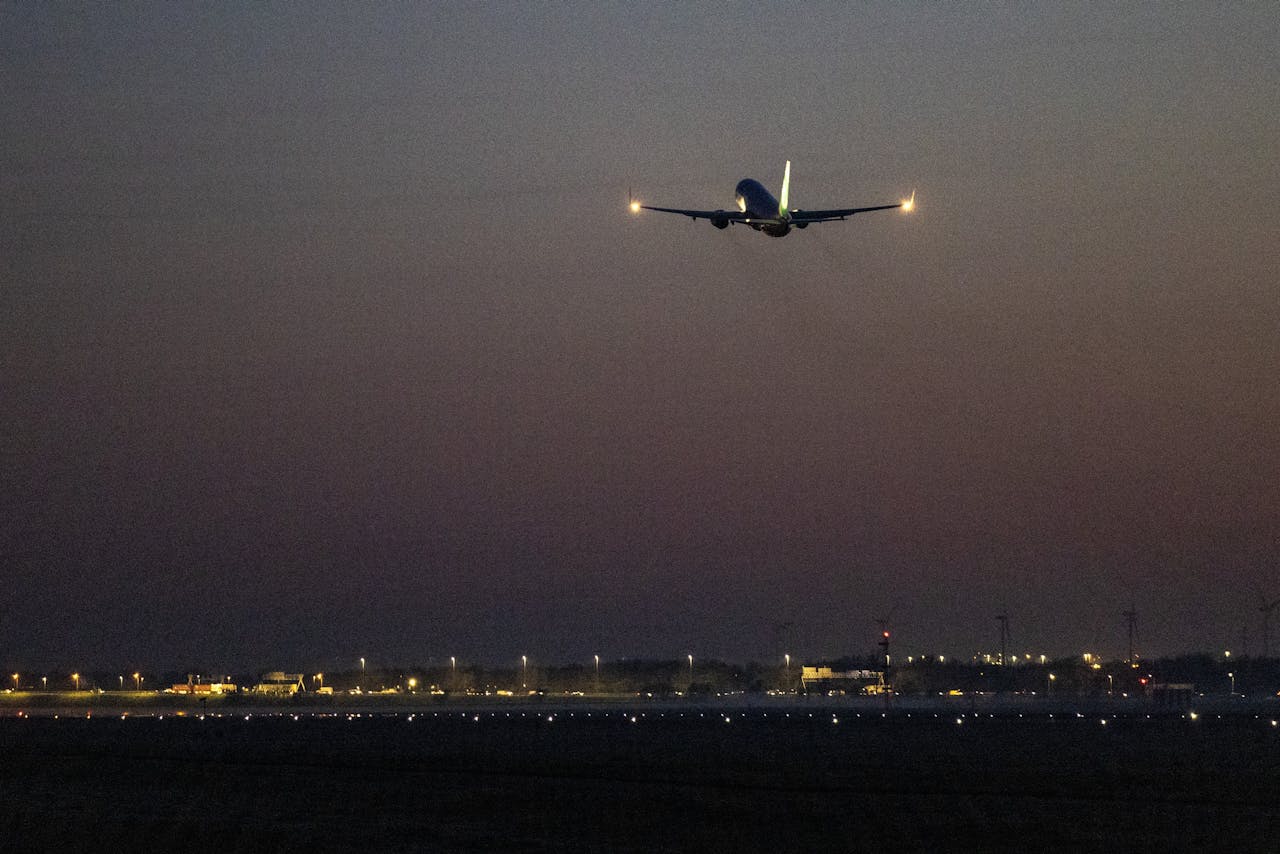 Transavia is de maatschappij die veruit de meeste vluchten uitvoert tussen 00.00 en 05.00 uur, als Schiphol dicht wil zijn.