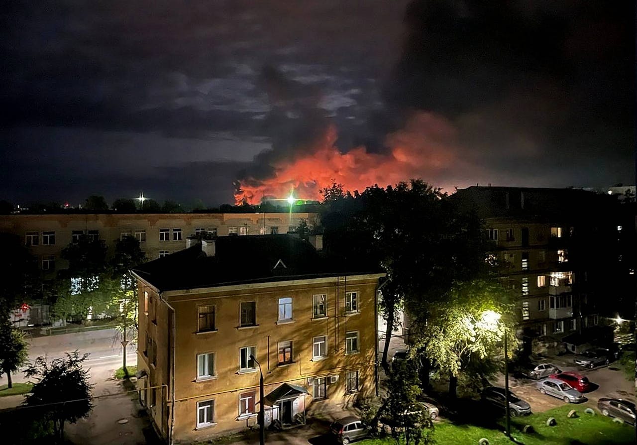 De vuurzee op de luchthaven van Russische provinciestad Pskov.
