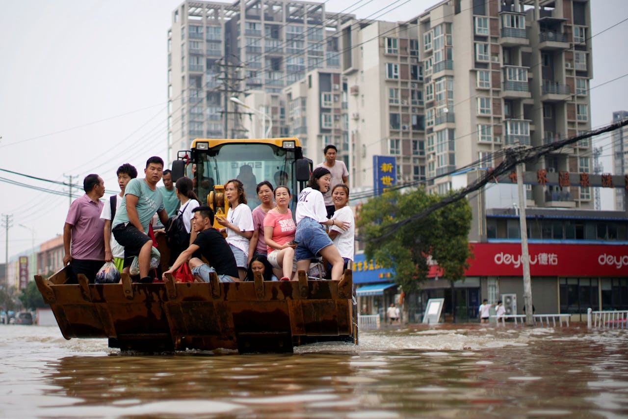 Inwoners van het door overstromingen getroffen Zhengzhou worden in veiligheid gebracht.