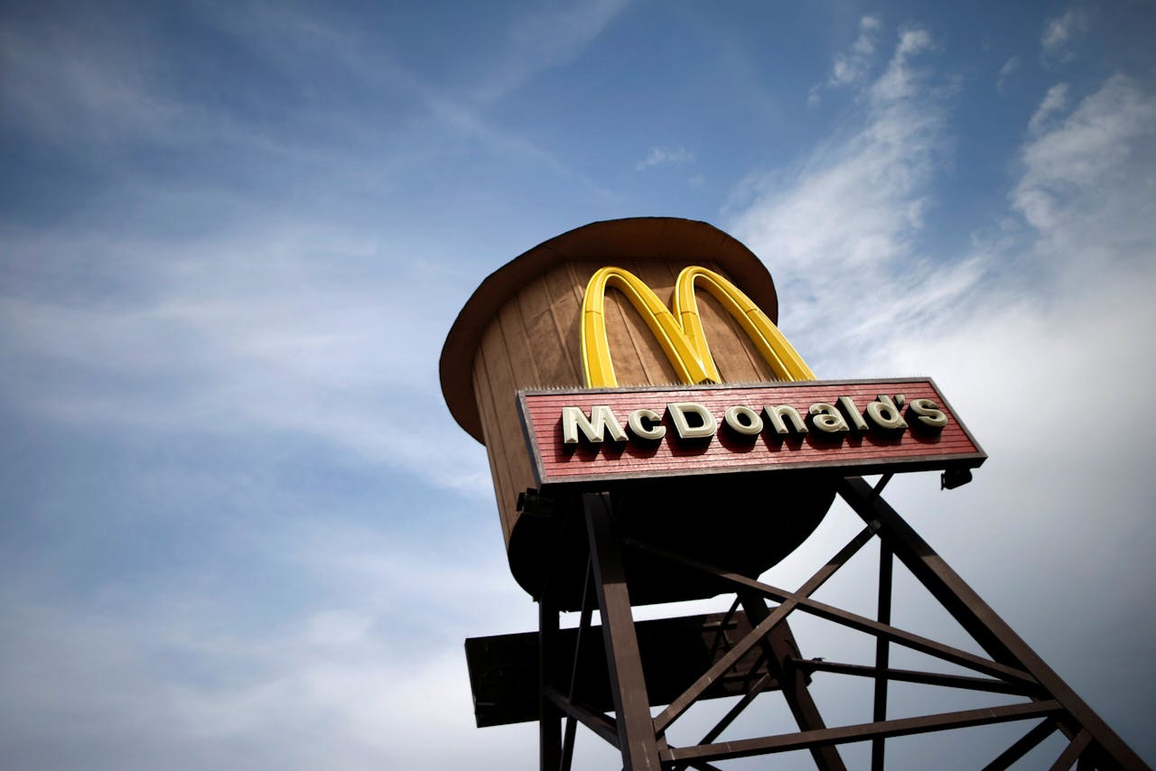 Een watertoren bij het McDonald's-restaurant in het Californische Lancaster. De fastfoodketen worstelt met de klimaatbelasting die zijn populaire hamburgers veroorzaken. Diverse critici vinden dat het bedrijf te weinig doet om echt te veranderen.