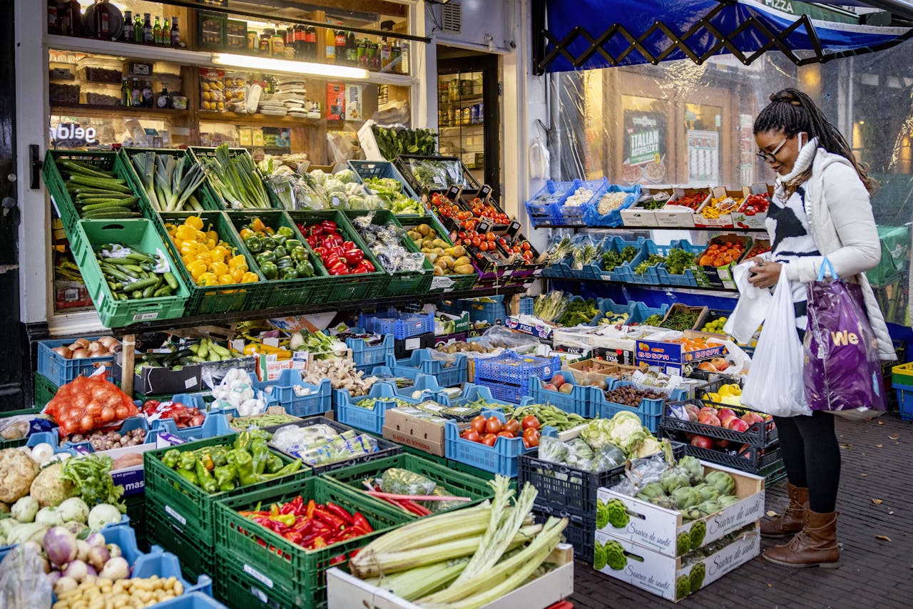 Groenten en fruit uitgestald op de Albert Cuyp in Amsterdam.