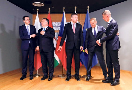 De Visegrad vier (vlnr): Poolse premier Mateusz Morawiecki, Hongaarse premier Viktor Orbán, Slowaakse premier Peter Pellegrini en uiterst rechts de Tsjechische premier Andrej Babis worden verwelkomd door EC president Donald Tusk.