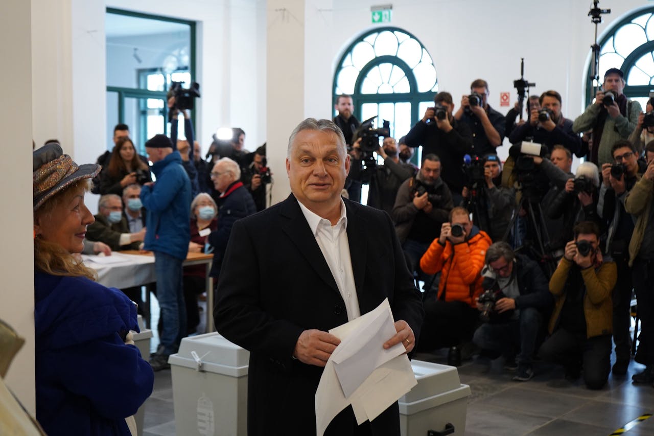 De Hongaarse premier Viktor Orbán brengt zijn stem uit voor de parlementsverkiezingen in april van dit jaar. Orbán deelde €5 mrd aan extraatjes uit aan de bevolking, waardoor zijn partij Fidesz met gemak de verkiezingen won.