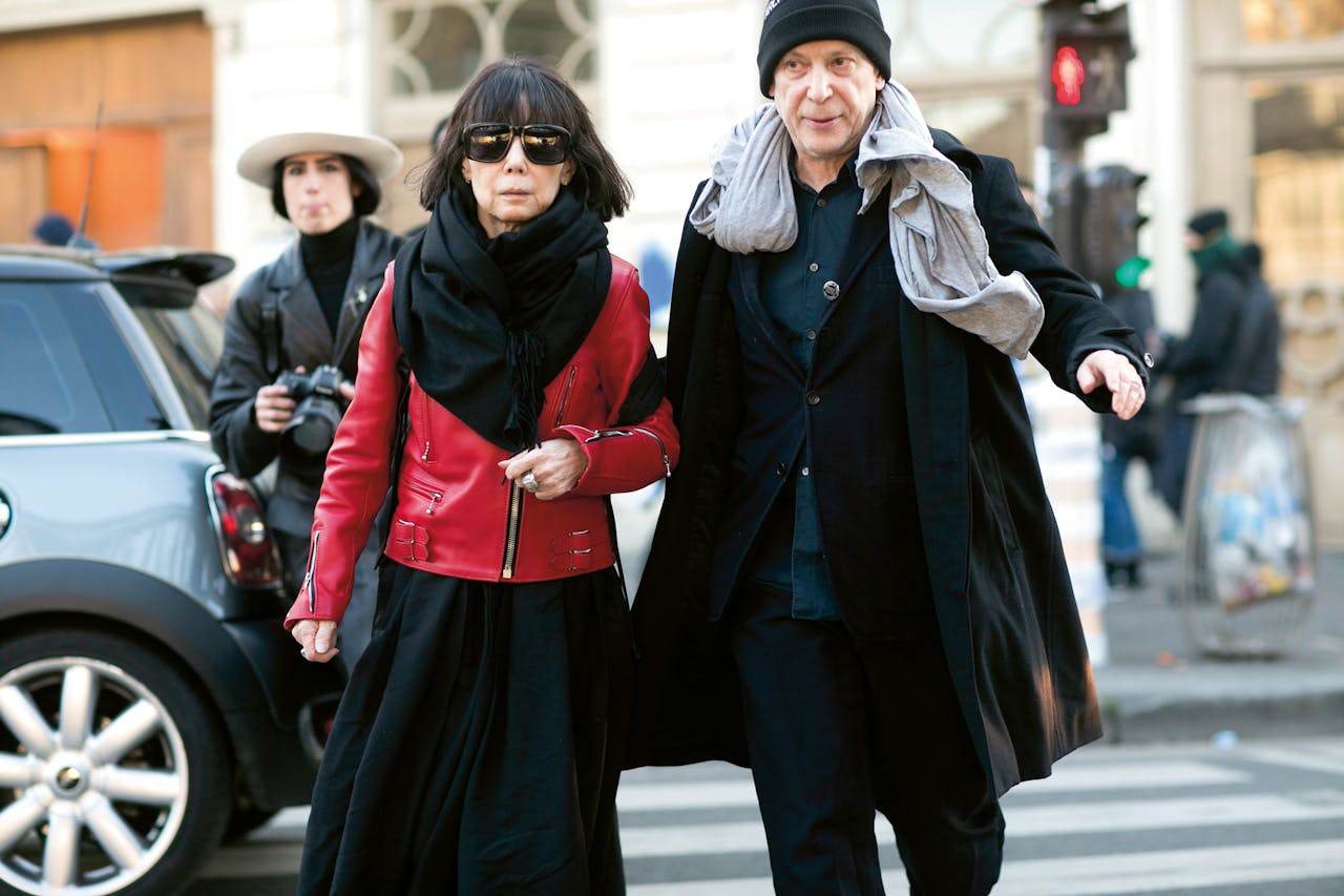 Kawakubo met haar man, Adrian Joffe, directeur van Comme des Garçons, in Parijs, januari 2016.