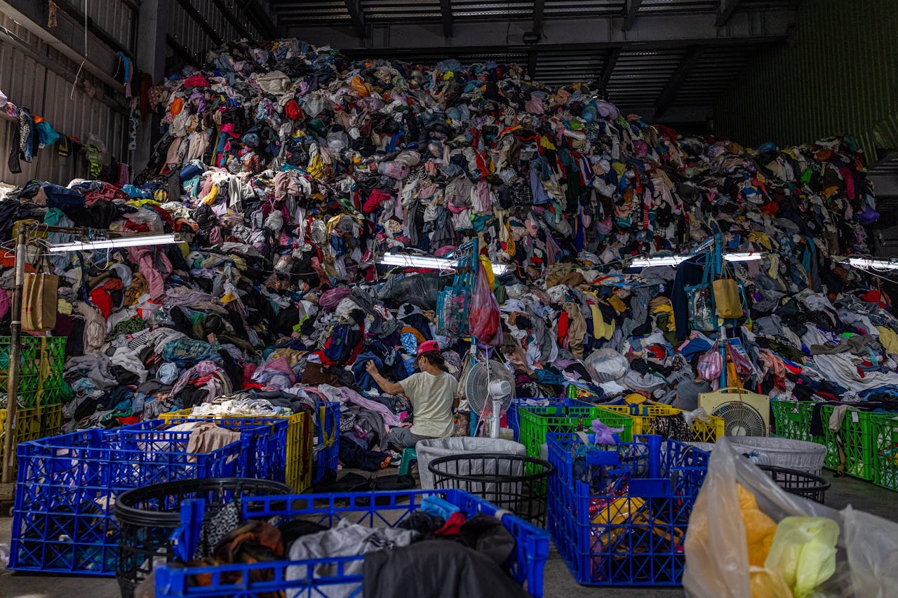 Een grote berg ongesorteerde tweedehandskleding bij een recyclingfabriek in Taiwan.