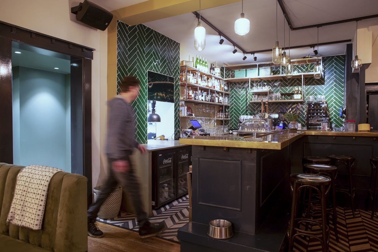 Café Aimée in Den Haag is open voor afhaal. De uitbaters hoeven tijdens de coronacrisis minder huur te betalen, vindt de rechter.