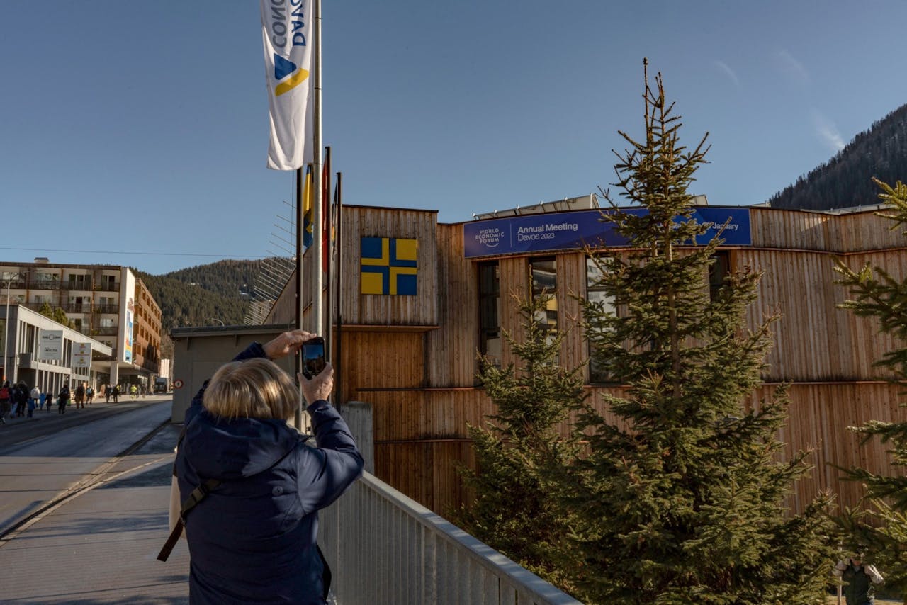 Een passant neemt een foto van het congrescentrum in de Zwitserse wintersportplaats Davos, waar het World Economic Forum maandag van start gaat.