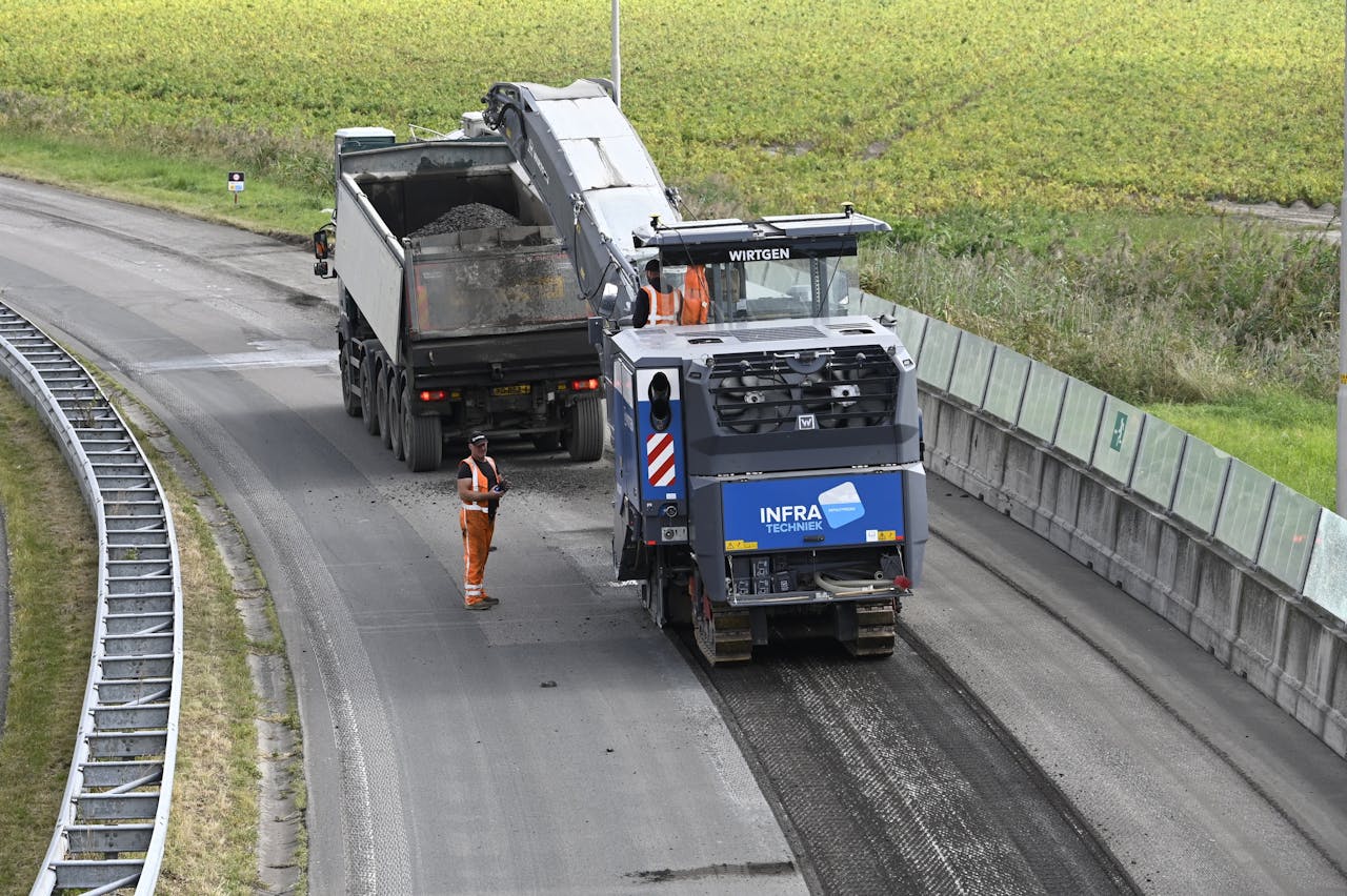 Onderhoud aan de N201 in Uithoorn. Kabinet bezuinigt onder meer op wegen.