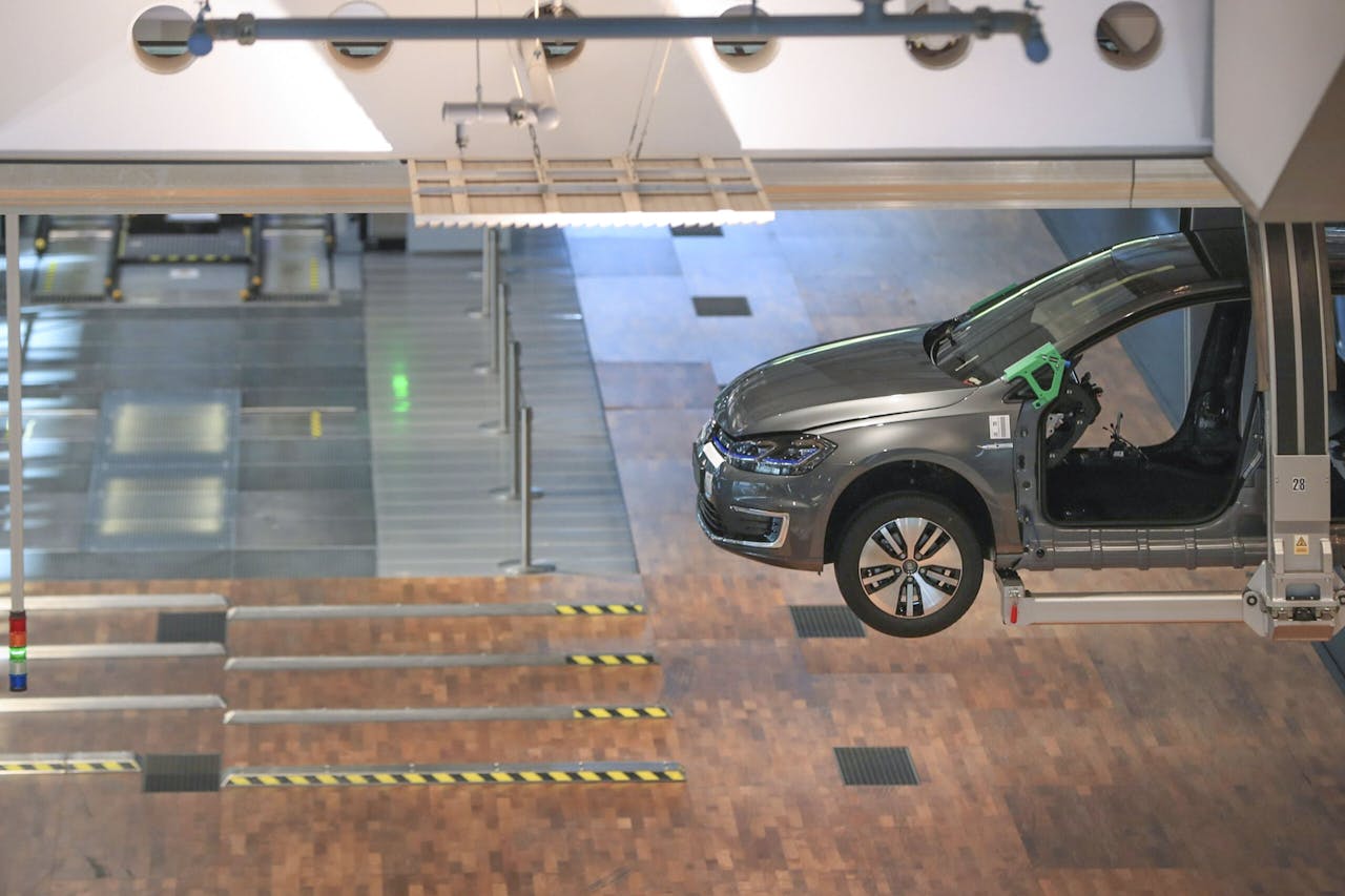 Een Volkswagen e-Golf hangt stil in de productielijn in de Volkswagenfabriek in Dresden.
