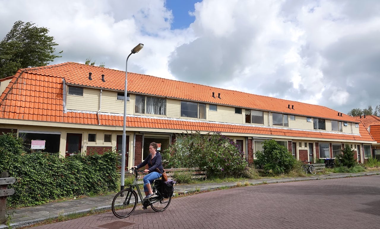 Er zijn plannen om woningen te bouwen in de Zaandamse volkswijken Boerejonkerbuurt en Slachthuisbuurt. Ook worden oude sociale huurwoningen gerenoveerd.