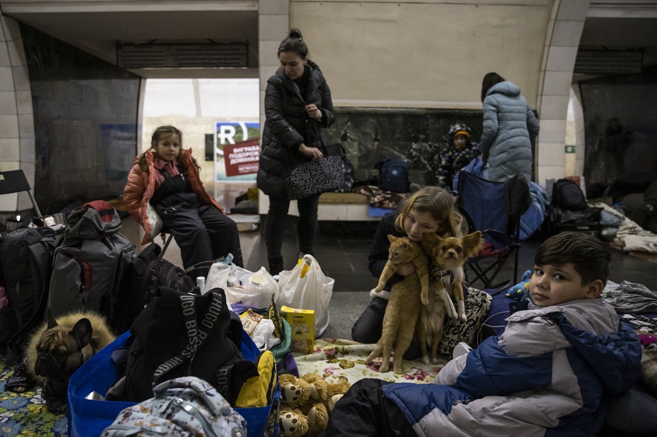 Terwijl op 2 maart 2022 het Russische leger is opgerukt tot de buitenwijken van Kiev, schuilen inwoners in het metrostation.