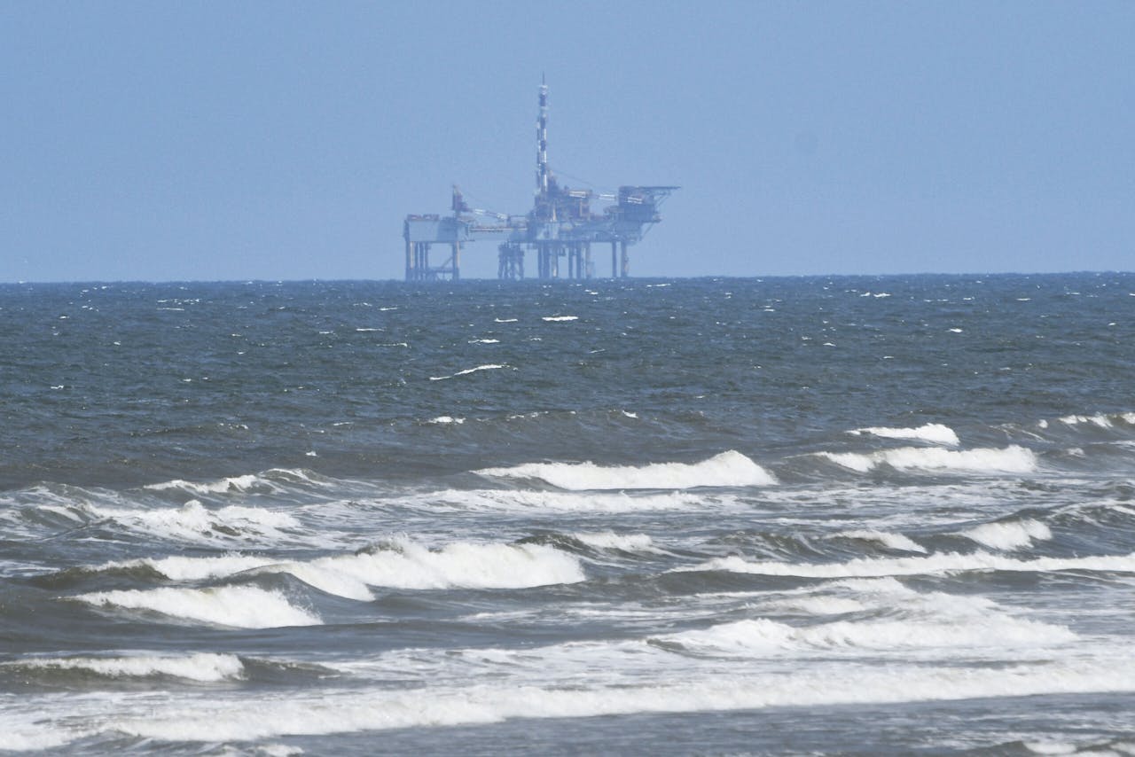 Platform van de NAM bij Ameland. Sinds het jaar 2000 is de offshore-gasopbrengst met twee derde gedaald.