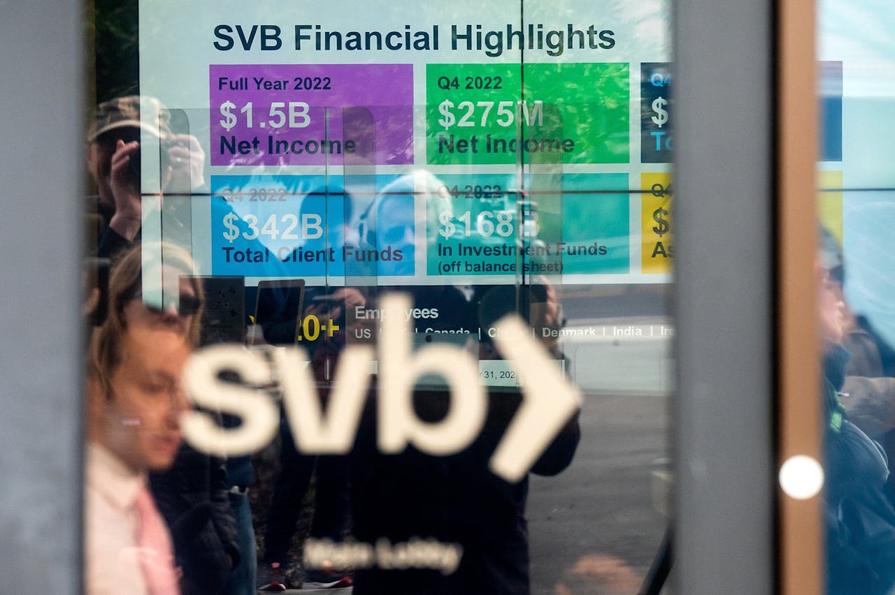 SVB raakte eind vorige week in zwaar weer toen een groeiend aantal wantrouwige rekeninghouders hun saldo wilde opnemen.
