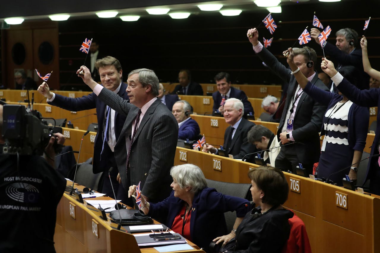 De Brexit Party van Nigel Farage werd tot de orde geroepen door de voorzitter van het Europees Parlement tijdens de sessie waarin de vertrekdeal met de Britten met grote meerderheid werd goedgekeurd.
