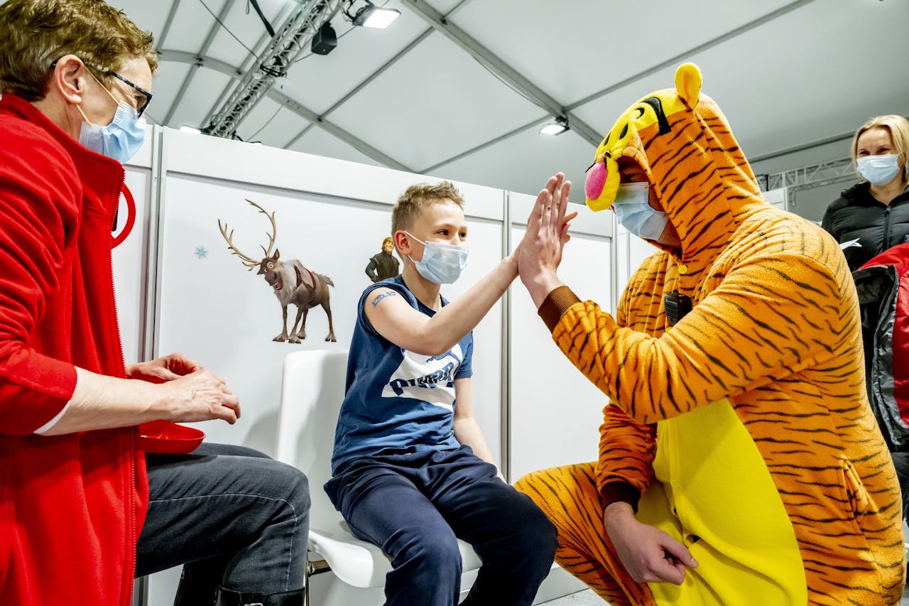 Covidvaccinatie in Rotterdam. Ook vaccinatiebeleid valt onder parlementaire enquête.
