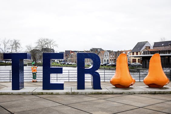 De letters TER en ernaast twee symbolische neuzen op het Stadhuisplein in Terneuzen.