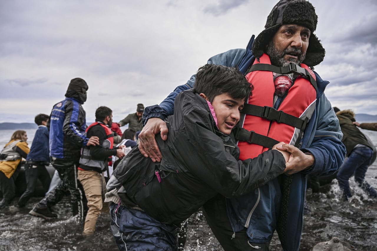 Een opblaasboot met 54 Afghaanse vluchtelingen bereikte vrijdag de kust van het Griekse eiland Lesbos. Als de Turkse grens weer opent, zullen veel vluchtelingen proberen via landroutes Europa te bereiken.