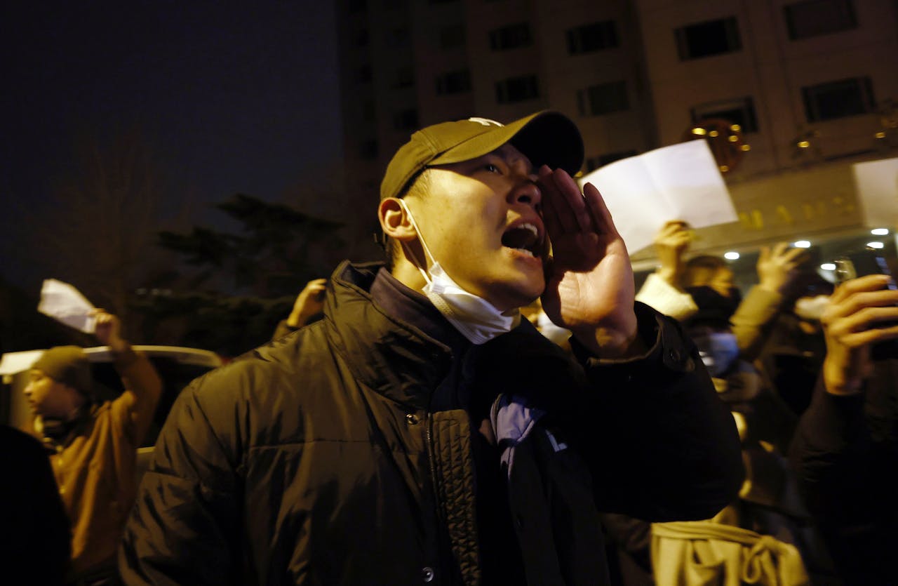 Inwoners van Peking demonstreren tegen het zerocovidbeleid en zwaaien met blanco vellen papier uit protest tegen het censuur die wordt toegepast op sociale media door de Chinese autoriteiten.