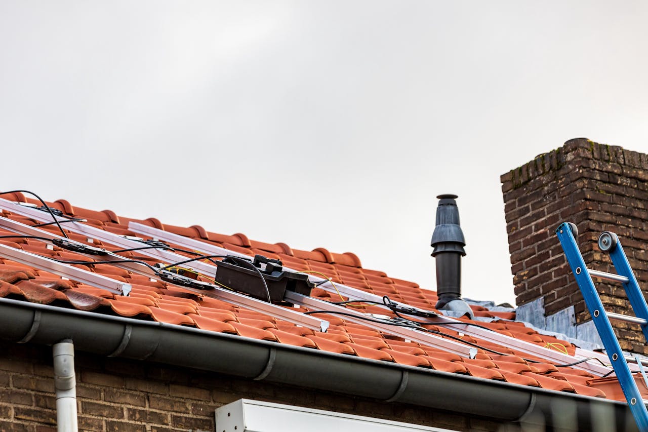 Zonnepanelen worden geïnstalleerd op een dak. Deze installatie werd niet uitgevoerd door Econic of een van haar partners. Archieffoto.