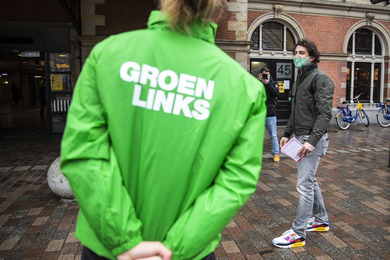 GroenLinks-partijleider Jesse Klaver flyert in Den Haag.